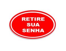 Placa indicativa com a frase “Retire sua Senha”.
